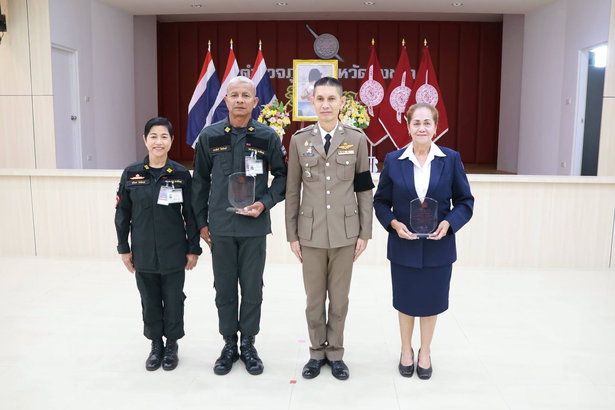 ผู้การฯสงขลา มอบโล่ประกาศเกียรติคุณให้แก่อาสาสมัครตำรวจ