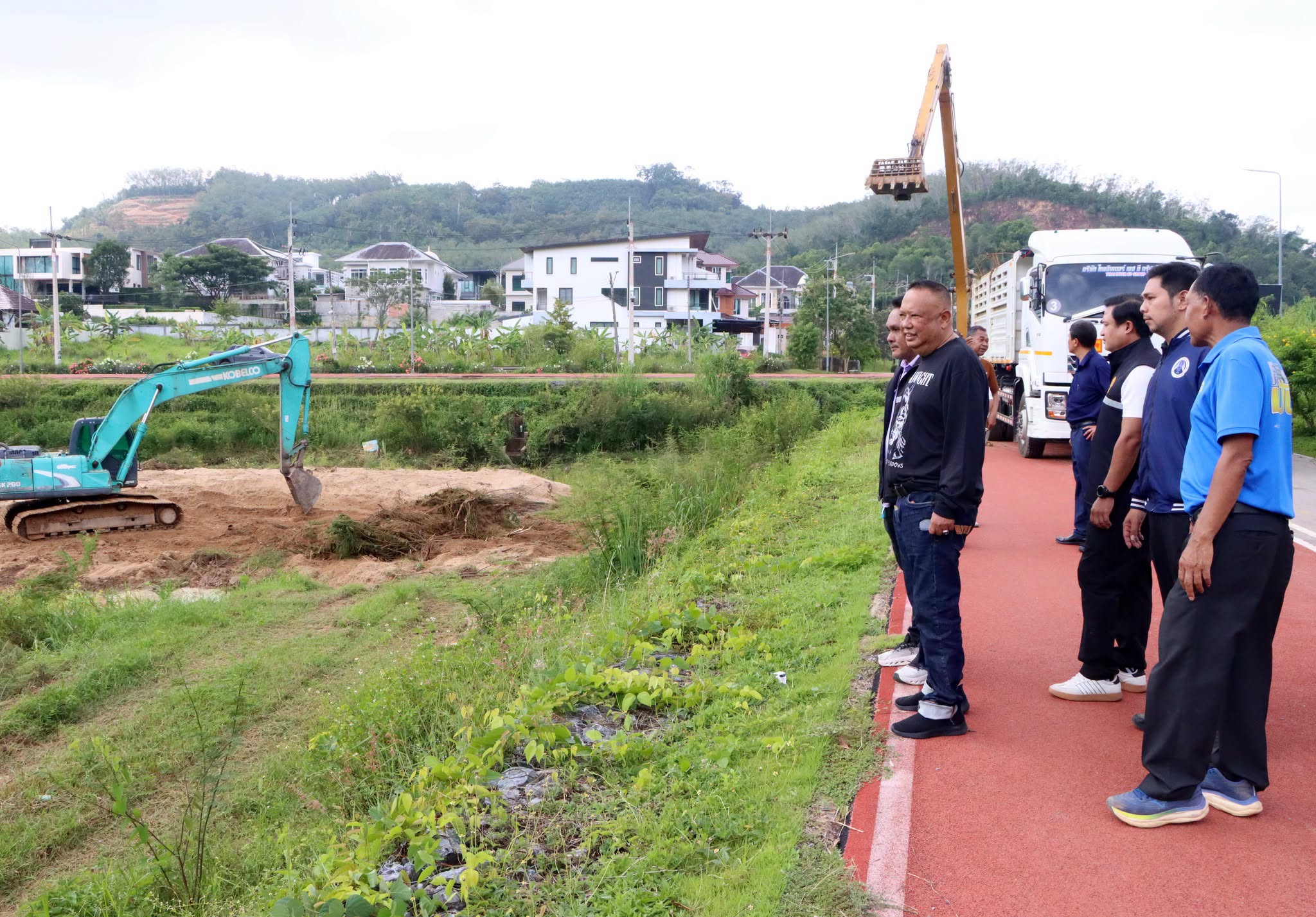 หาดใหญ่ – คอหงส์ เร่งขุดลอกวัชพืชหัวอ่างเก็บน้ำแก้มลิงคลองเรียน เพิ่มพื้นที่รับน้ำ เตรียมพร้อมรับมือฝนตกหนัก