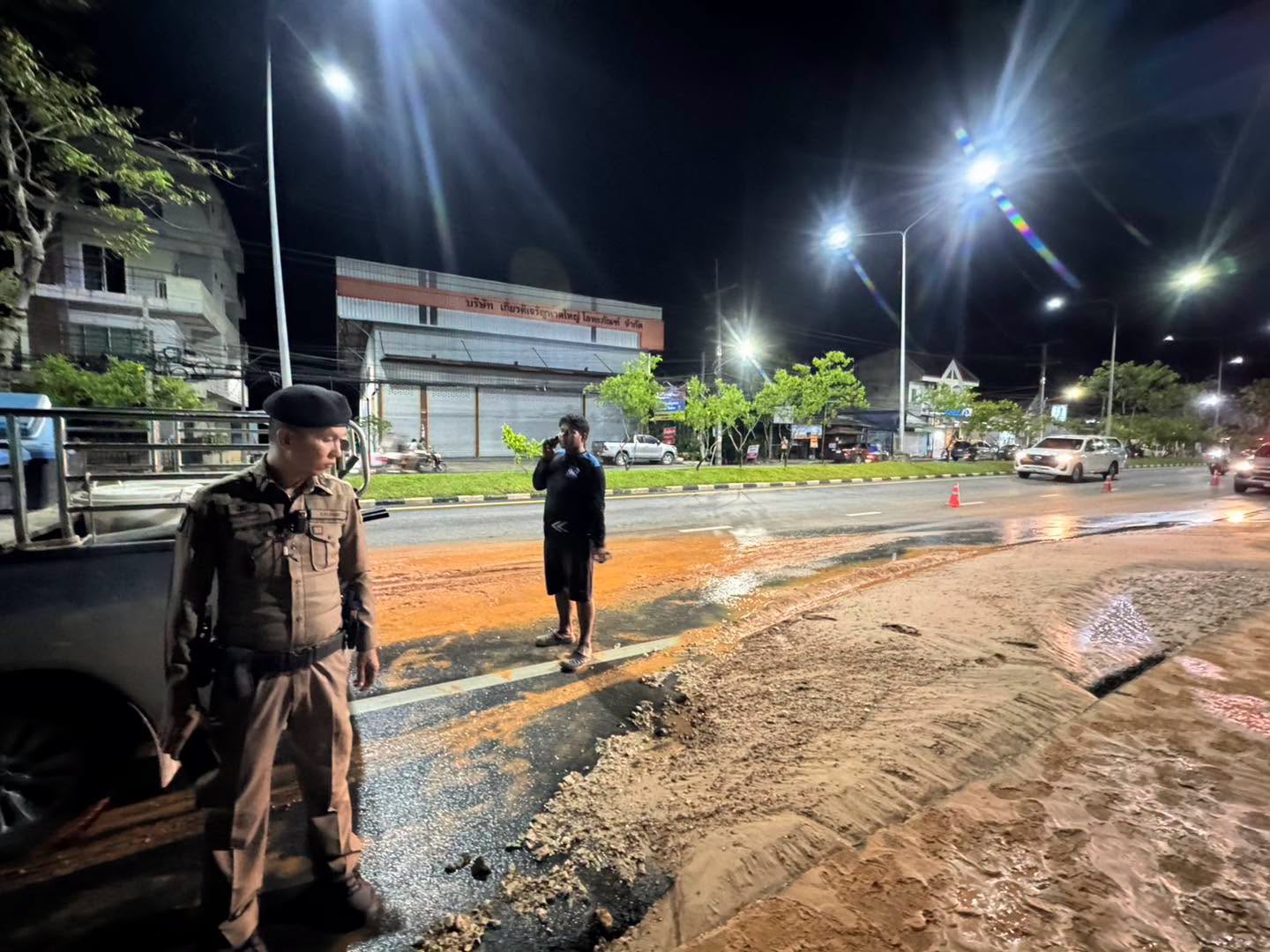 สภ.คอหงส์ ติดตามสถานการณ์น้ำไหลบนผิวจราจร บริเวณหน้าสวนสาธารณะหาดใหญ่
