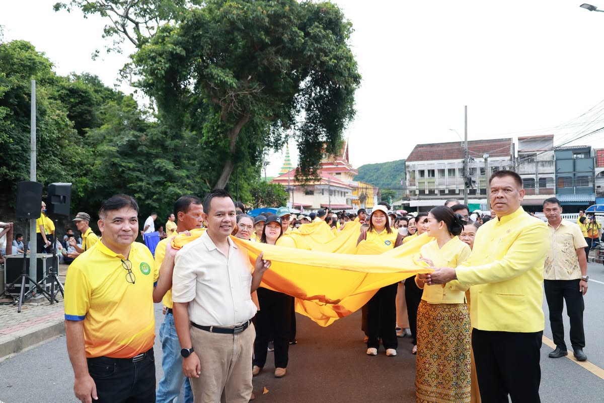 อัญเชิญผ้าห่มองค์เจดีย์หลวงขึ้นสู่ยอดเขาตังกวน ในงานประเพณีลากพระและตักบาตรเทโว
