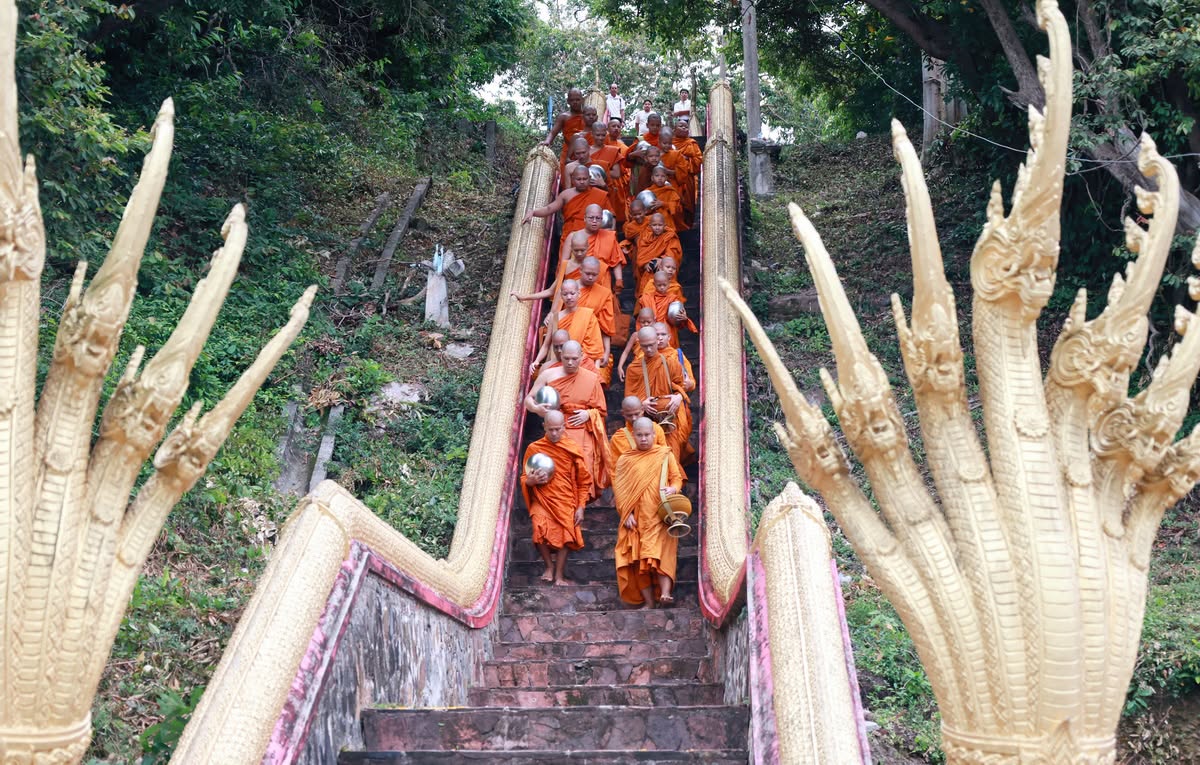 พุทธศาสนิกชนชาวสงขลา ร่วมทำบุญตักบาตรเทโวโรหณะ
