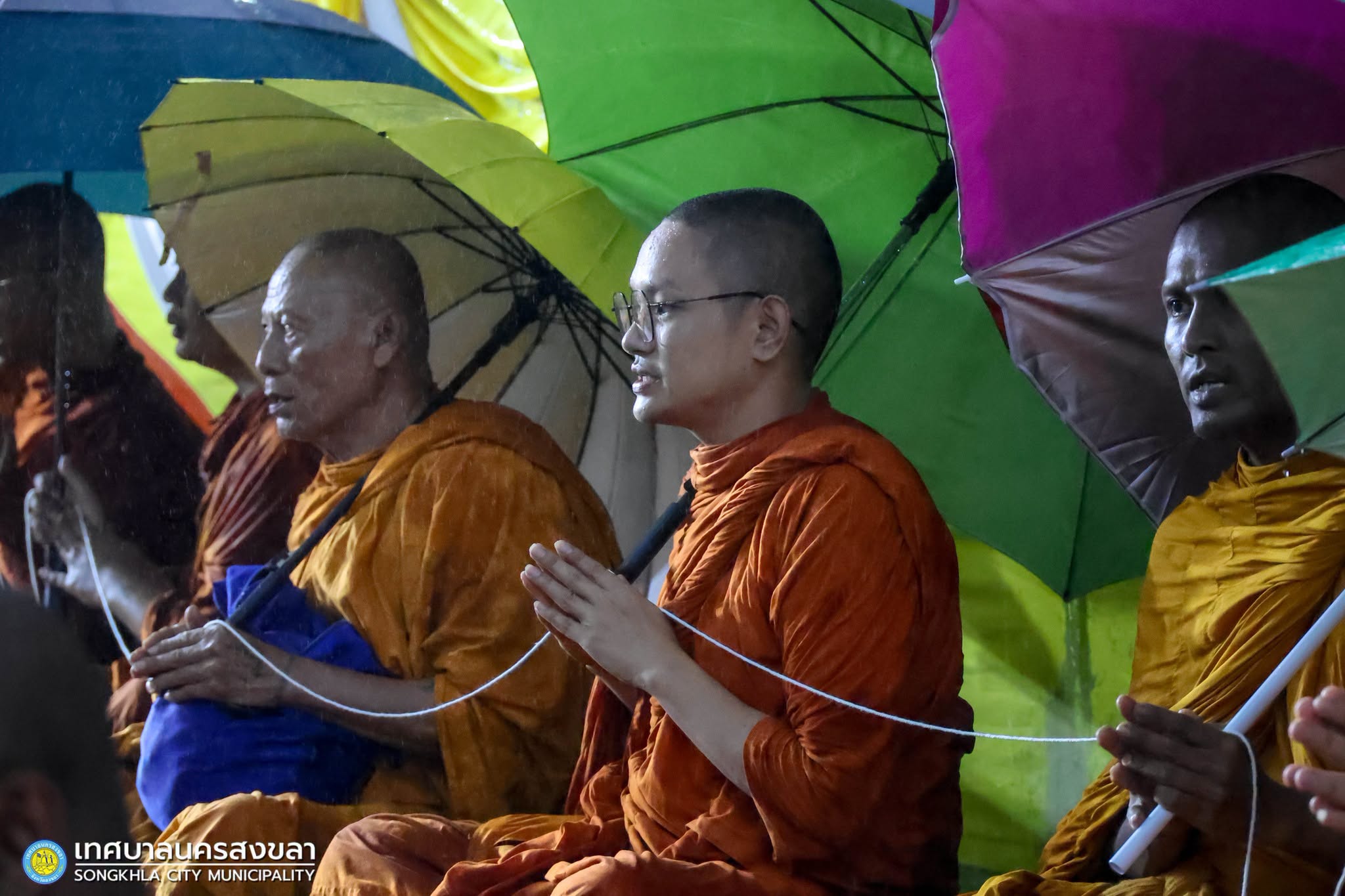 บรรยากาศยามค่ำคืน งานประเพณีลากพระและตักบาตรเทโว ท่ามกลางสายฝน